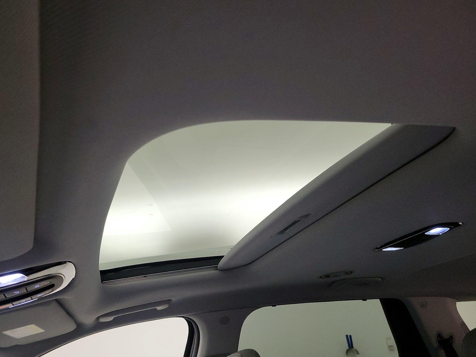 Sunroof(s) & Overhead Airbags