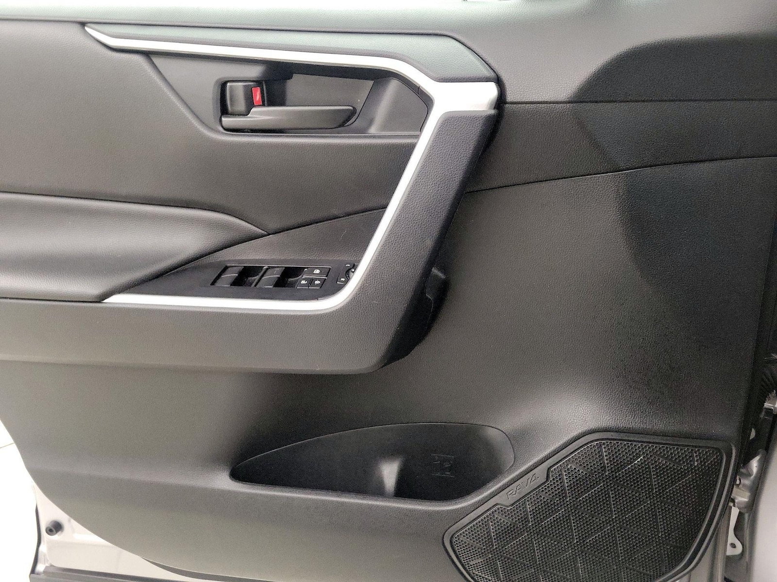 2025 Toyota RAV4 LE - Photo 13