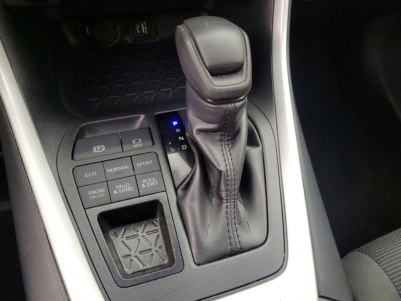 2025 Toyota RAV4 LE - Photo 18