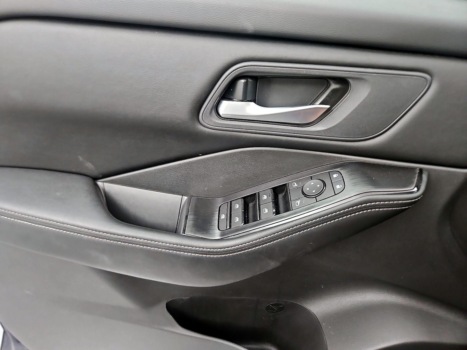 2025 Nissan Rogue SV - Photo 13
