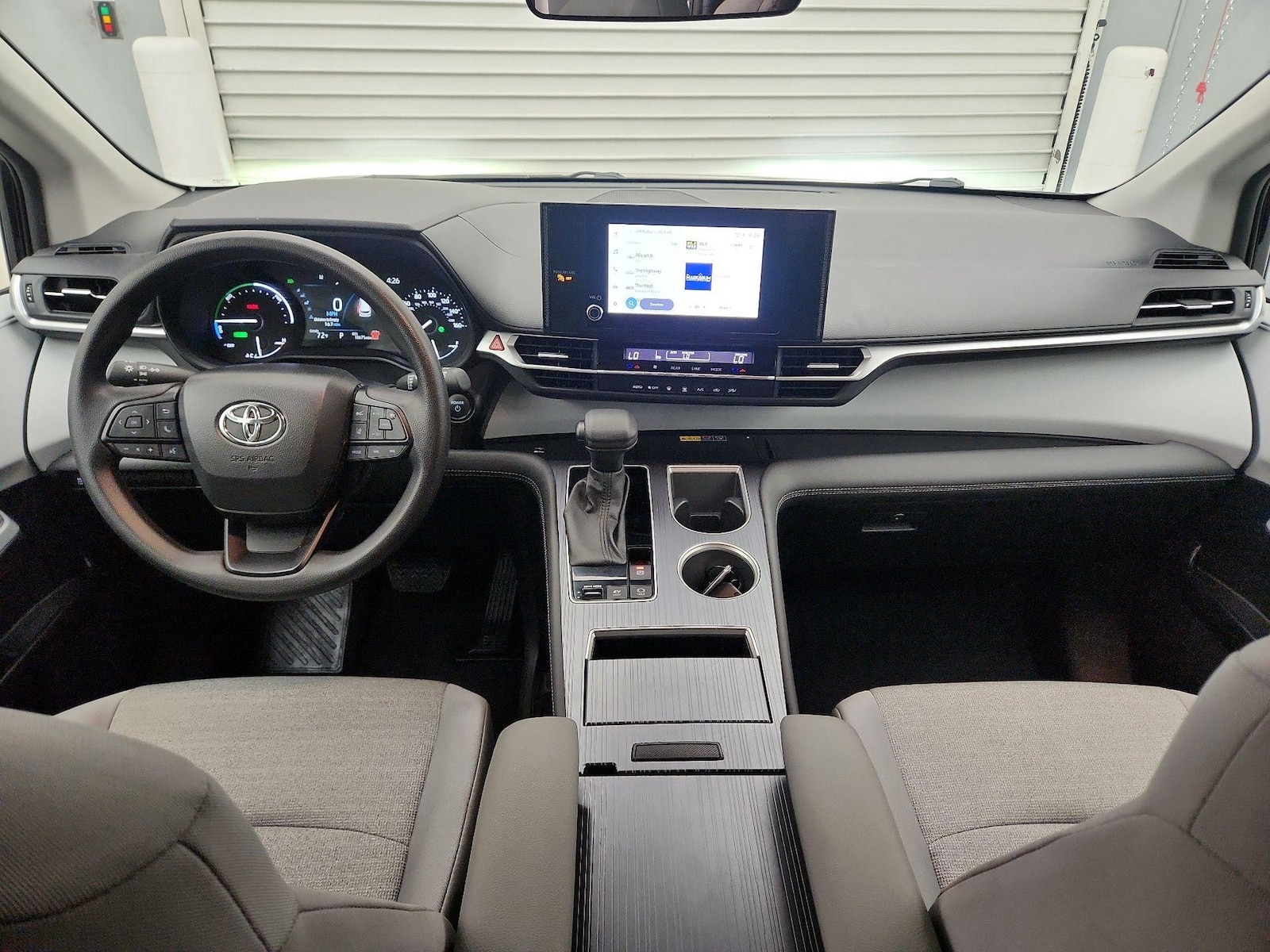 2025 Toyota Sienna LE - Photo 10