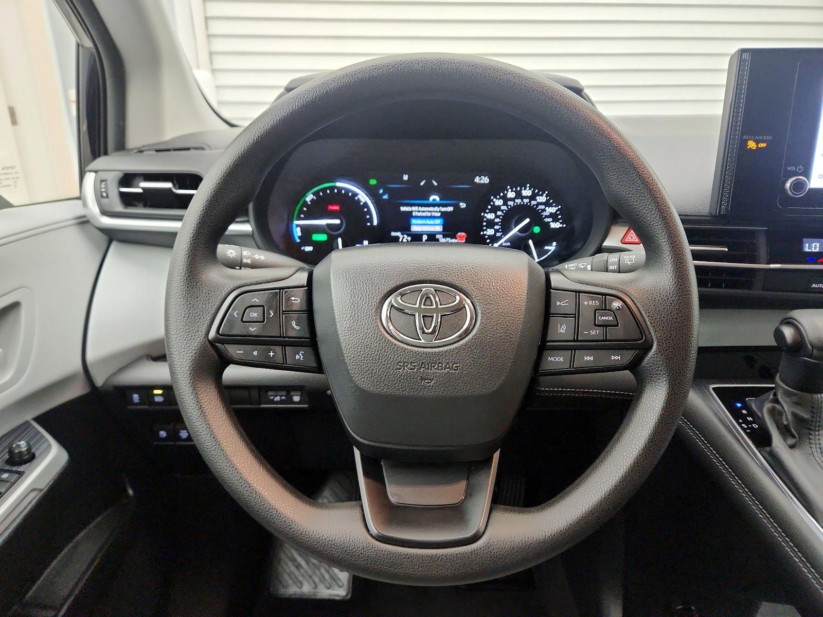 2025 Toyota Sienna LE - Photo 11