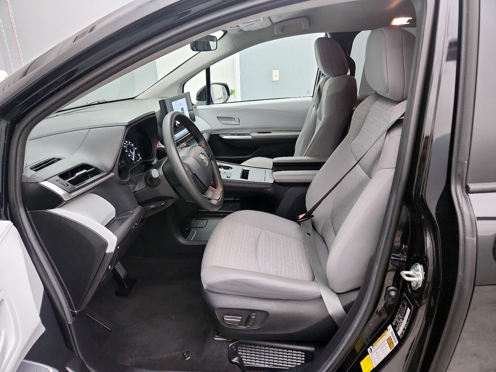 2025 Toyota Sienna LE - Photo 12