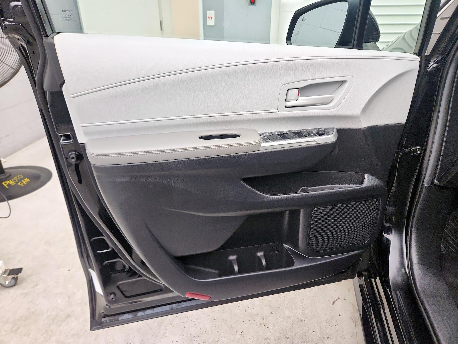 2025 Toyota Sienna LE - Photo 13