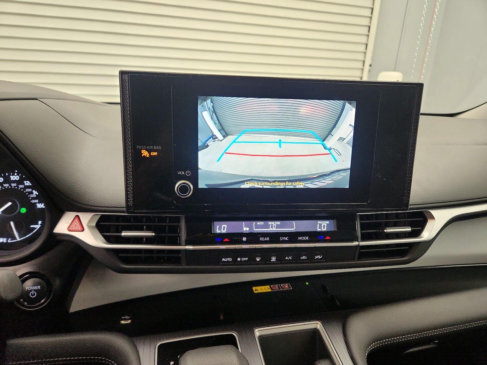 2025 Toyota Sienna LE - Photo 15