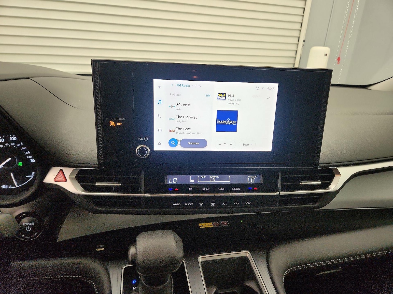 2025 Toyota Sienna LE - Photo 16