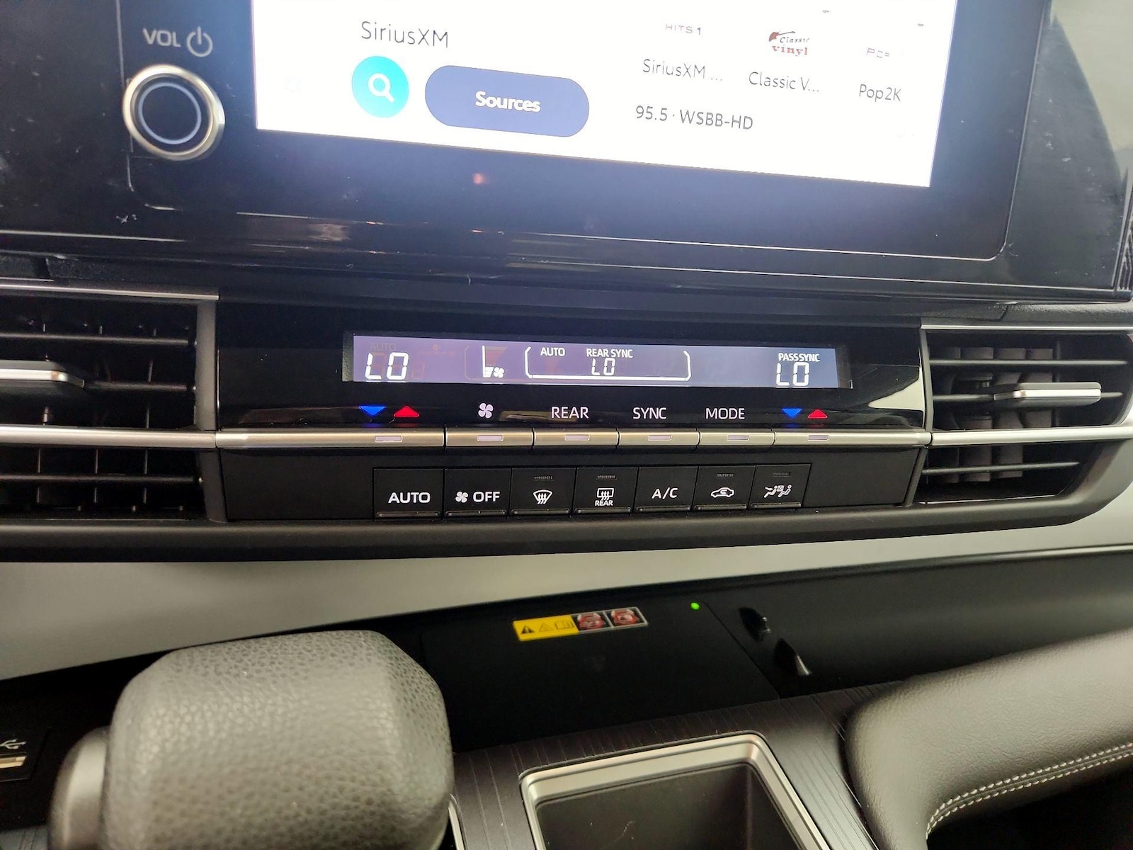 2025 Toyota Sienna LE - Photo 17