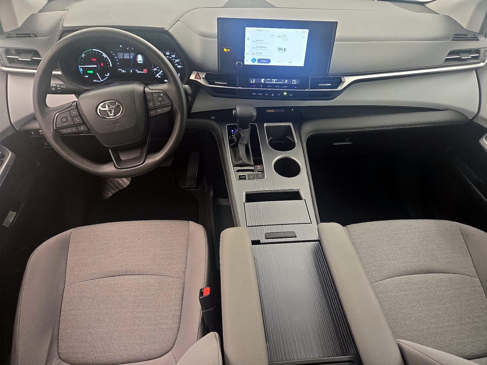 2025 Toyota Sienna LE - Photo 10