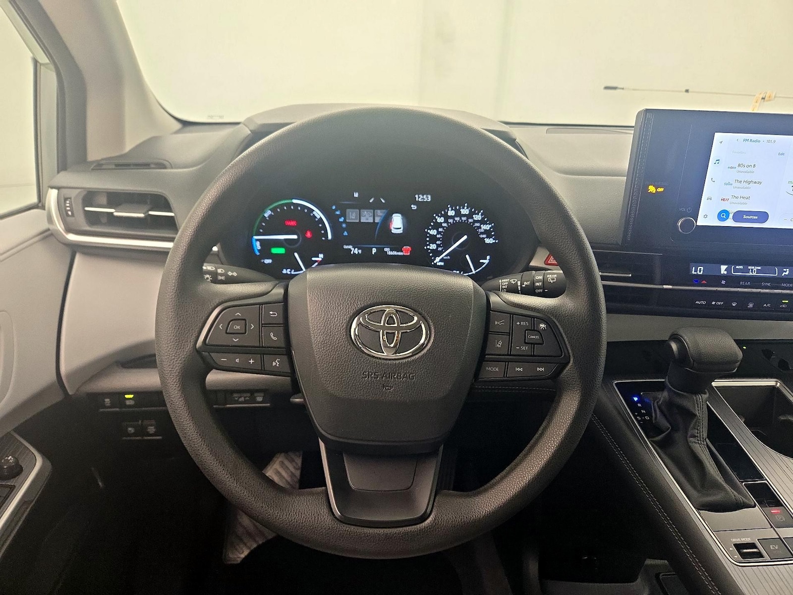 2025 Toyota Sienna LE - Photo 11