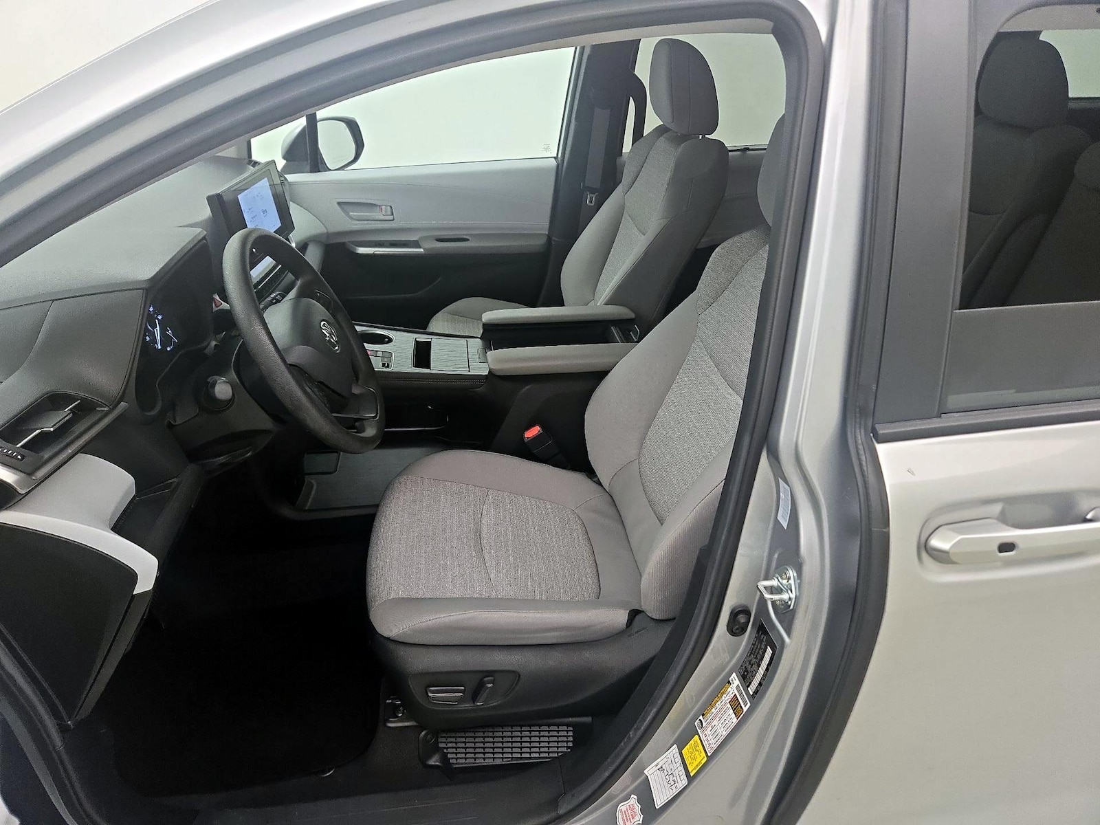 2025 Toyota Sienna LE - Photo 12