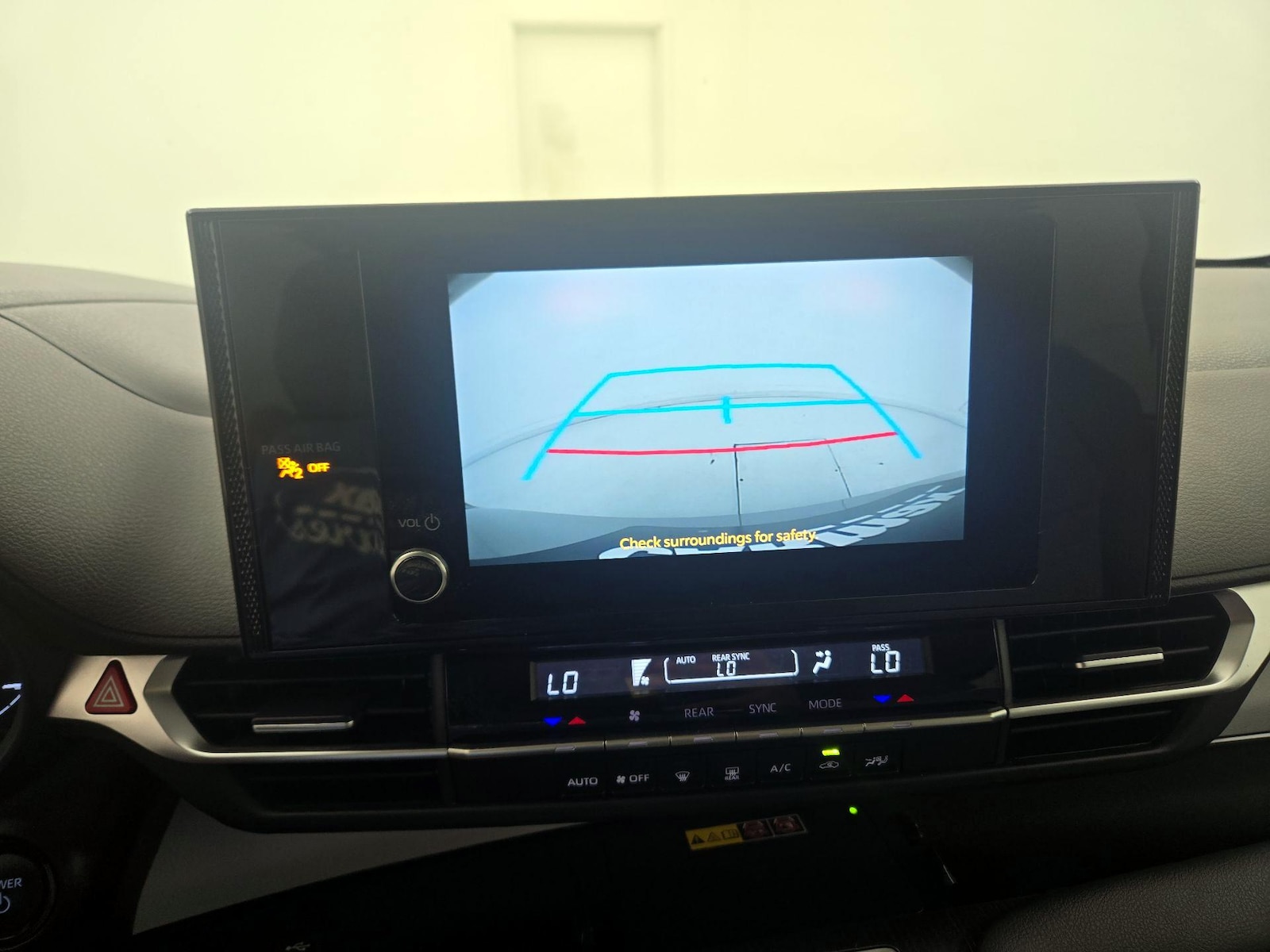 2025 Toyota Sienna LE - Photo 15