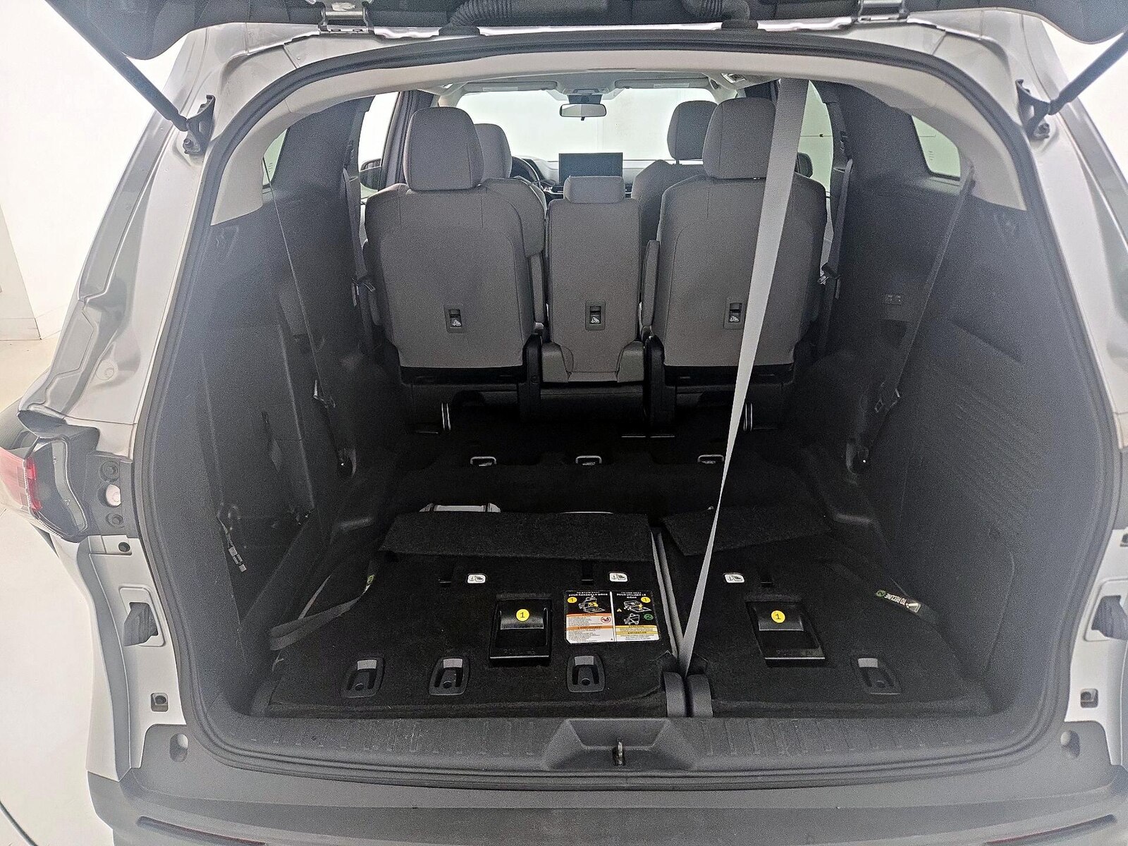 2025 Toyota Sienna LE - Photo 23