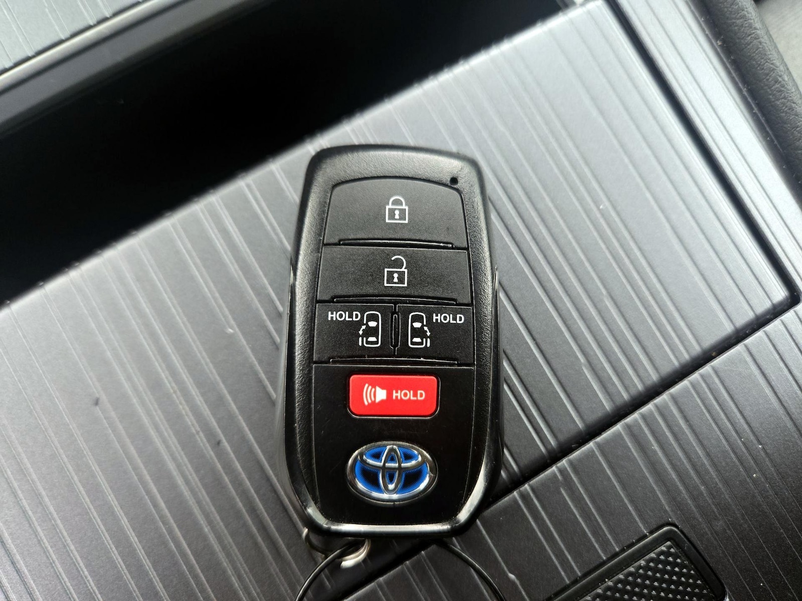 2025 Toyota Sienna LE - Photo 25