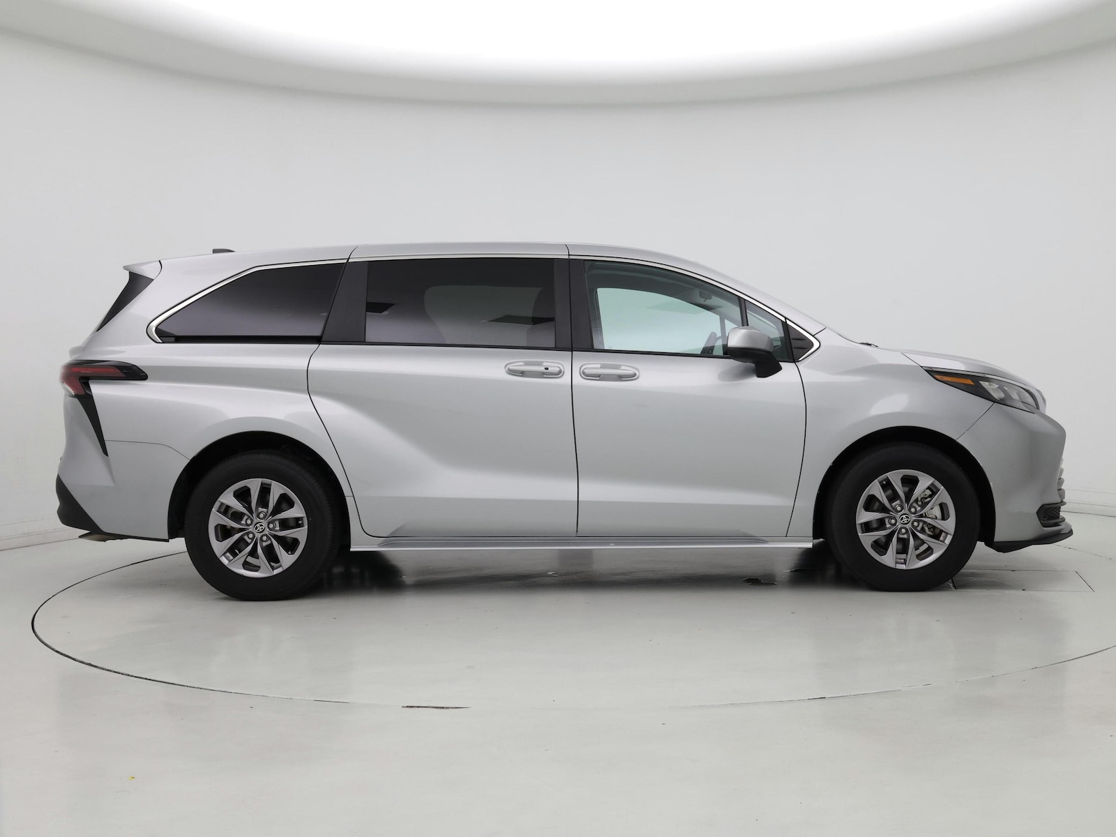 2025 Toyota Sienna LE - Photo 8