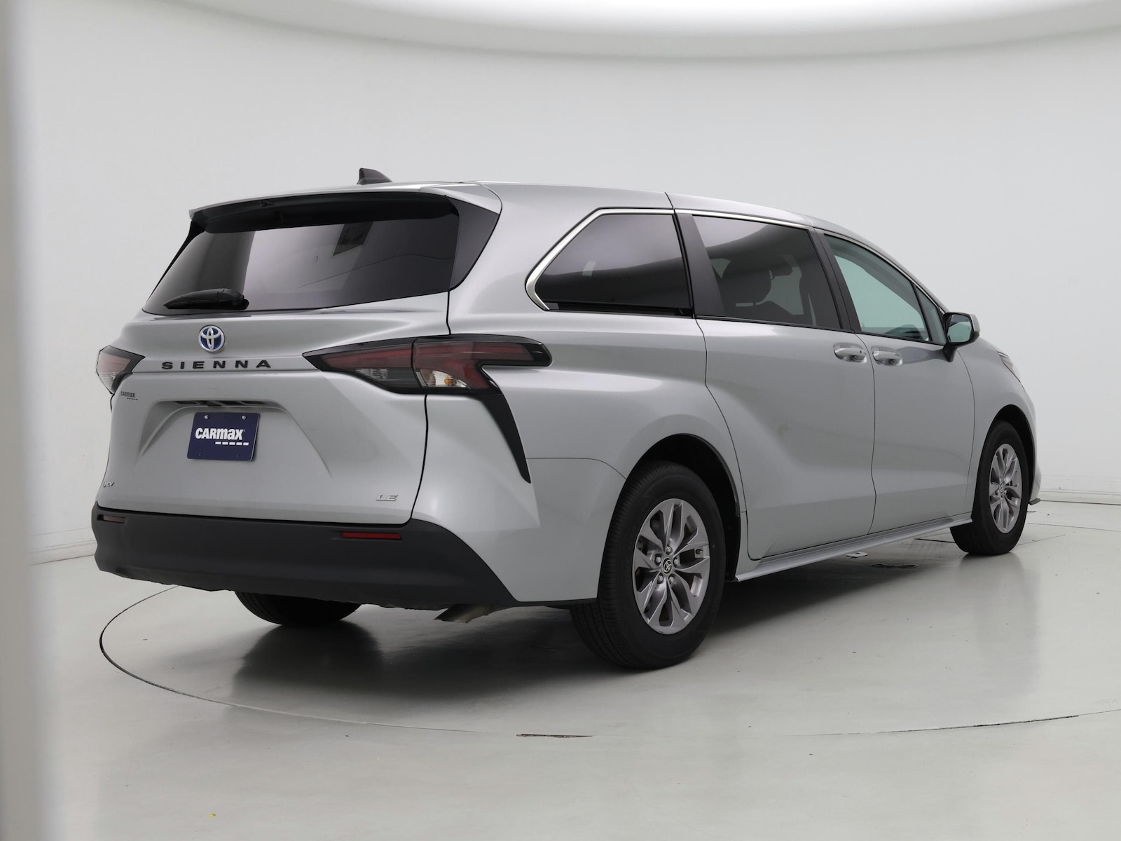 2025 Toyota Sienna LE - Photo 9