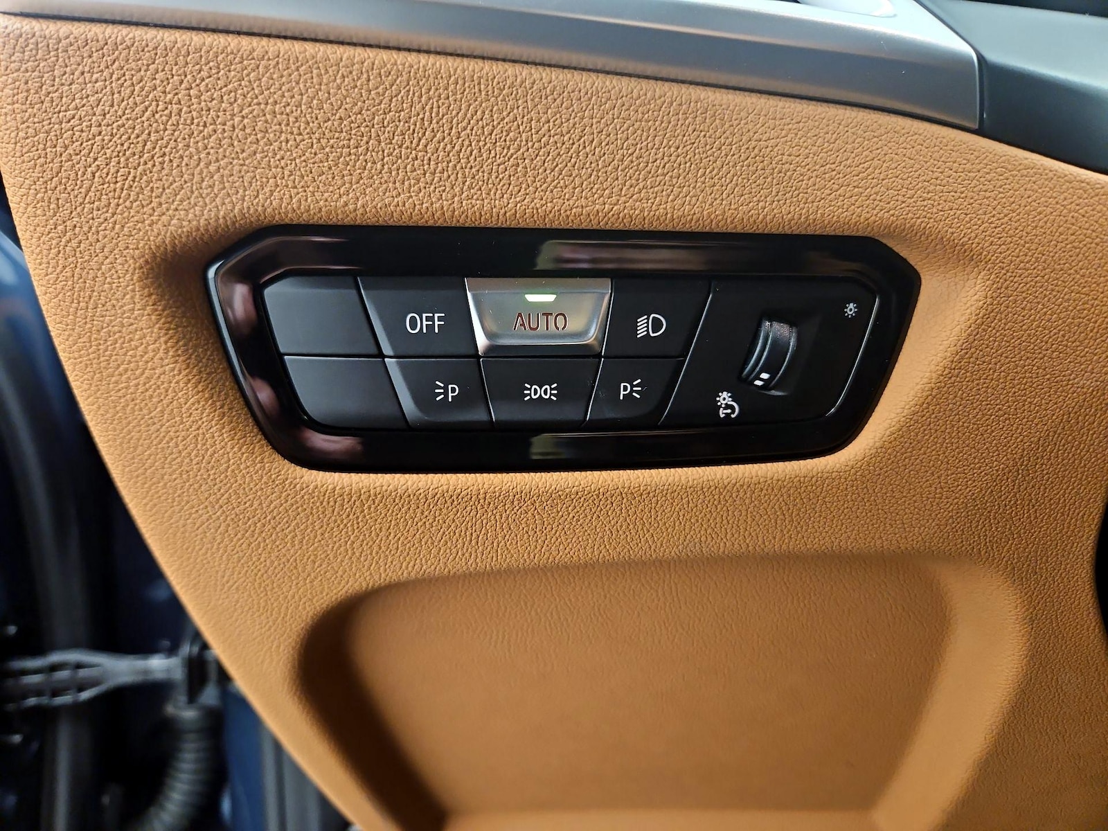 2025 BMW 3 Series 330i - Photo 14
