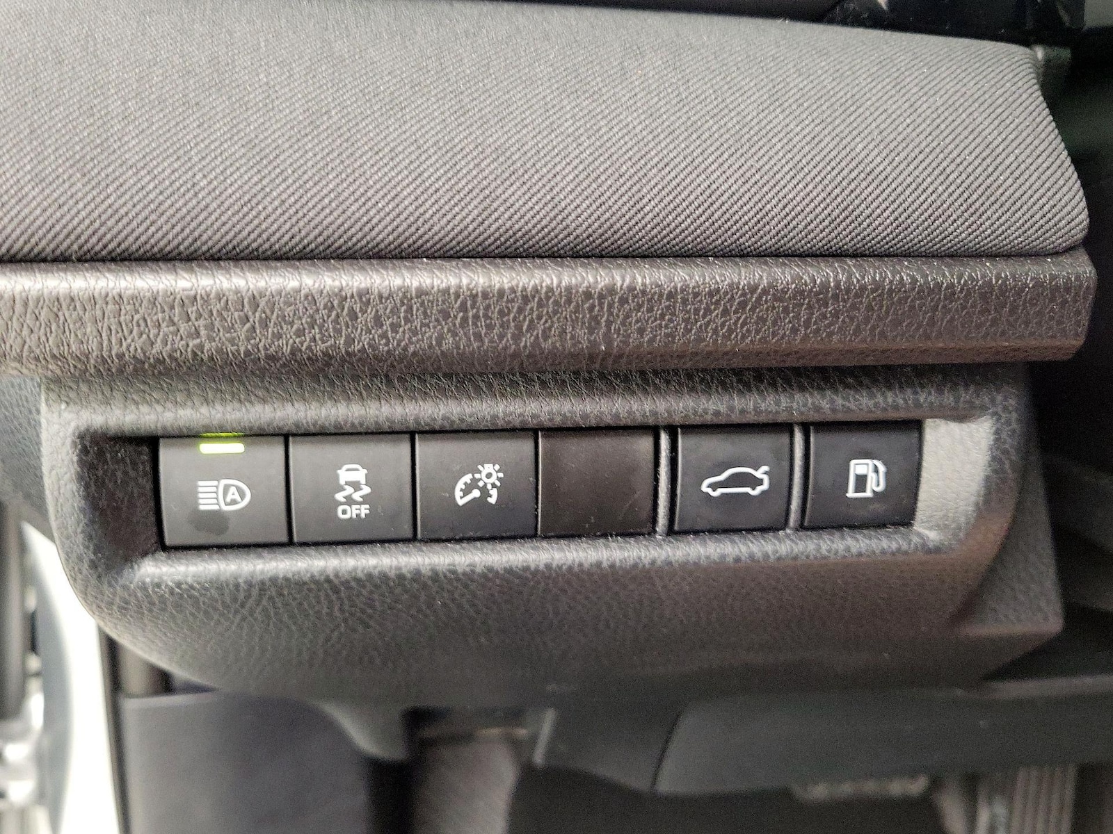 2025 Toyota Camry LE - Photo 14