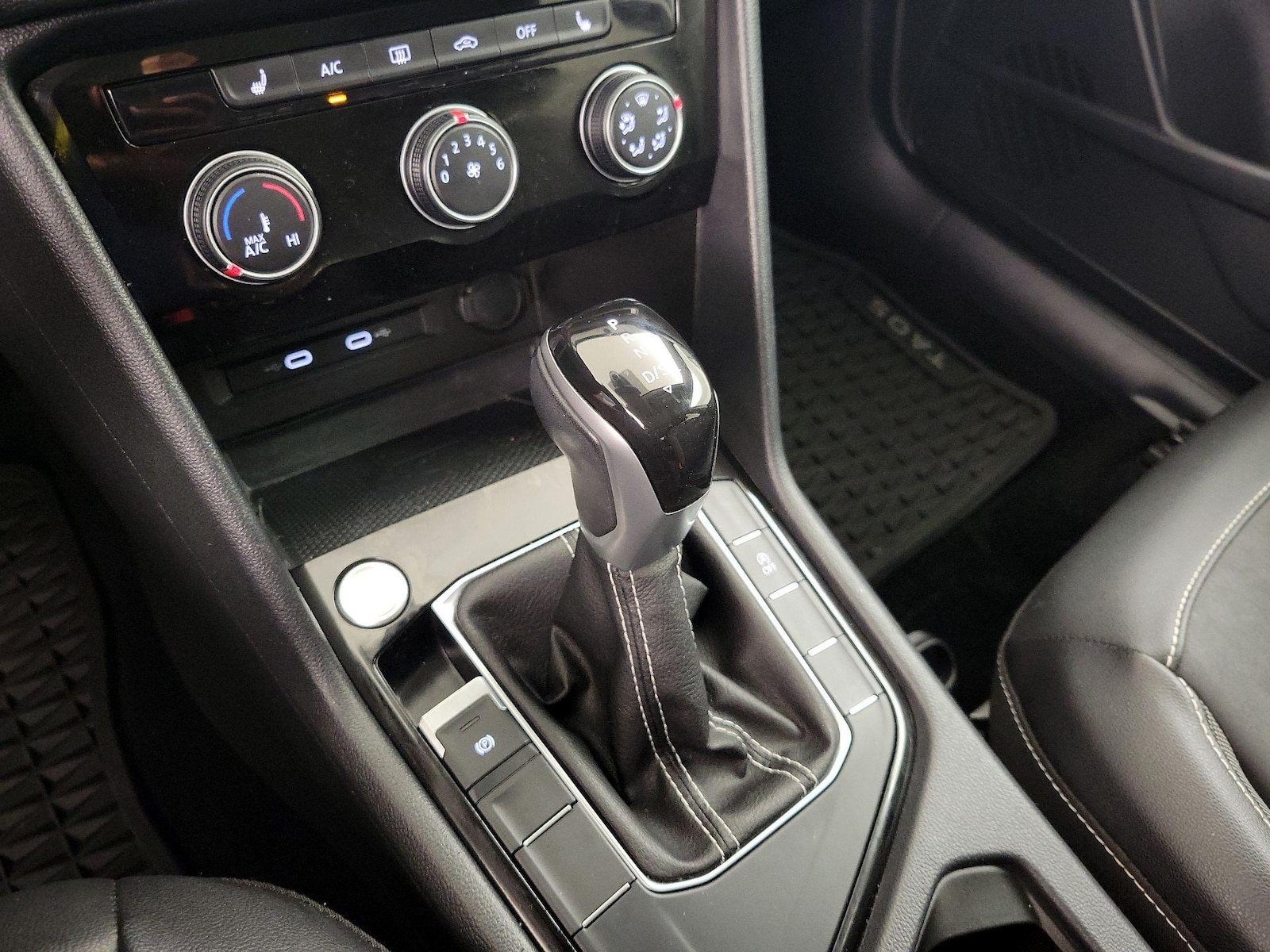 2023 Volkswagen Taos SE - Photo 17
