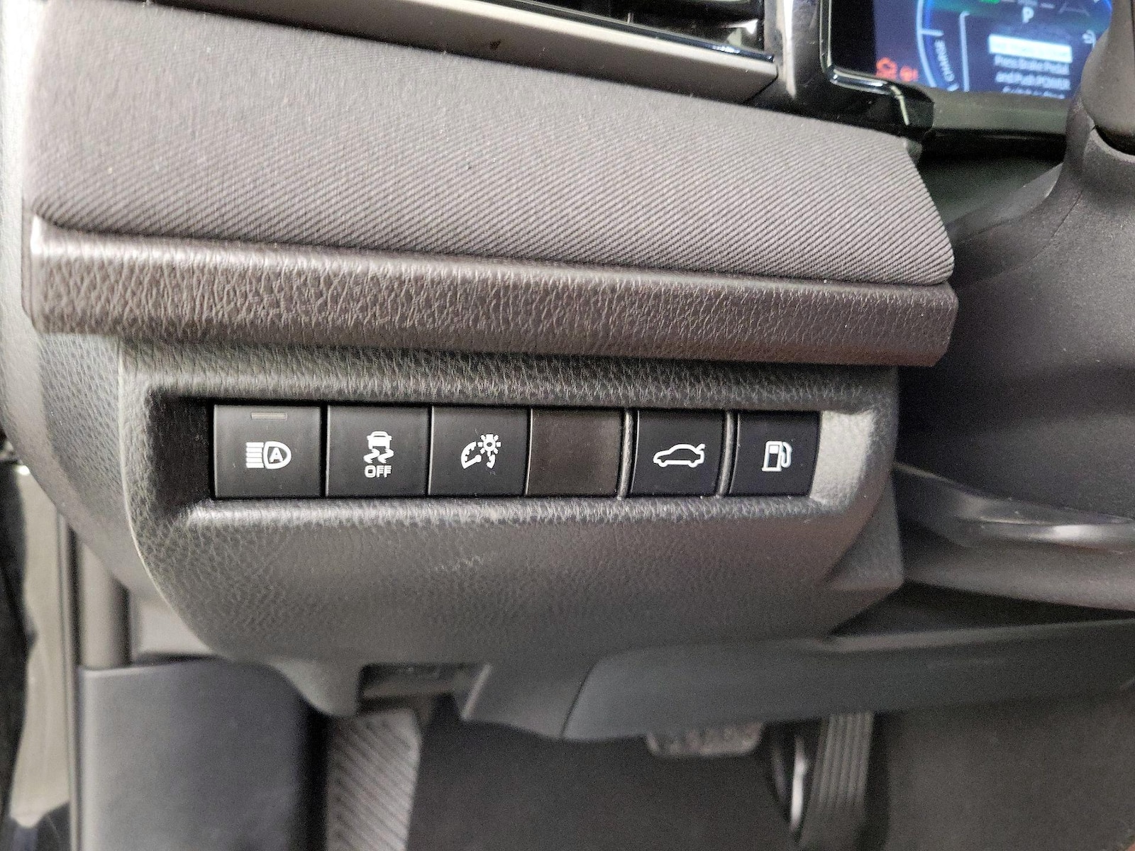 2025 Toyota Camry LE - Photo 14