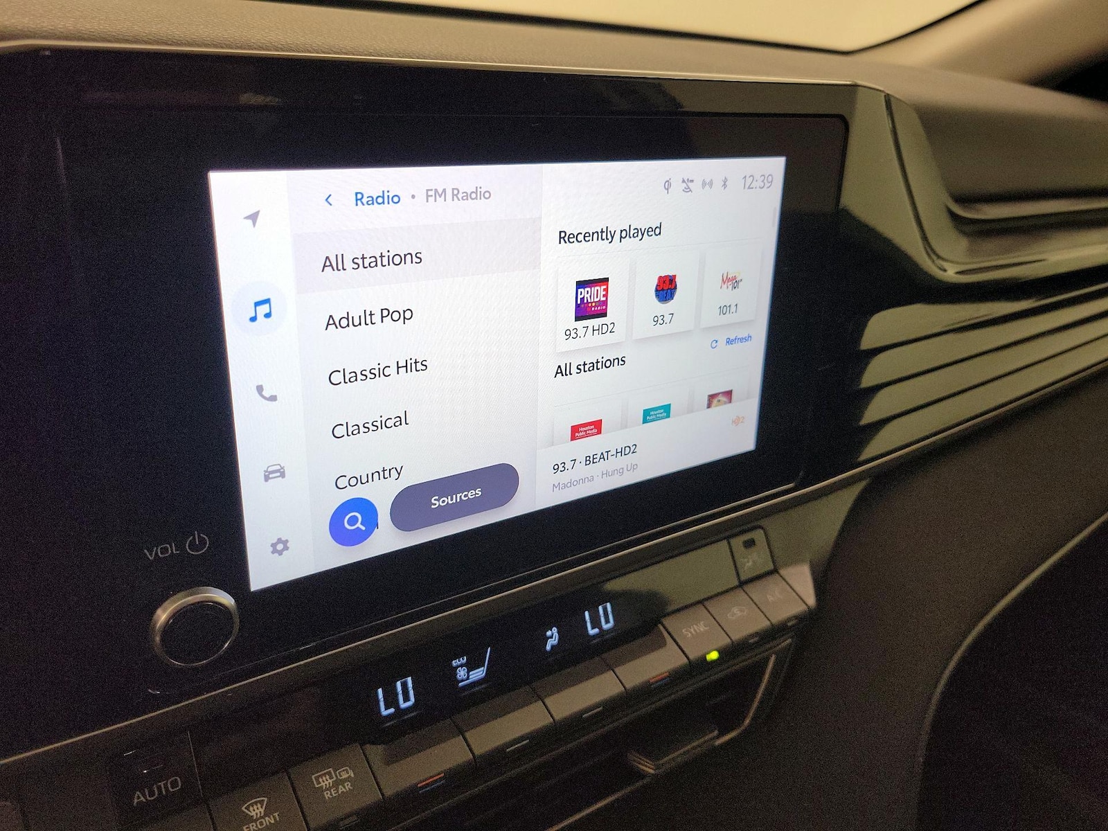 2025 Toyota Camry LE - Photo 16