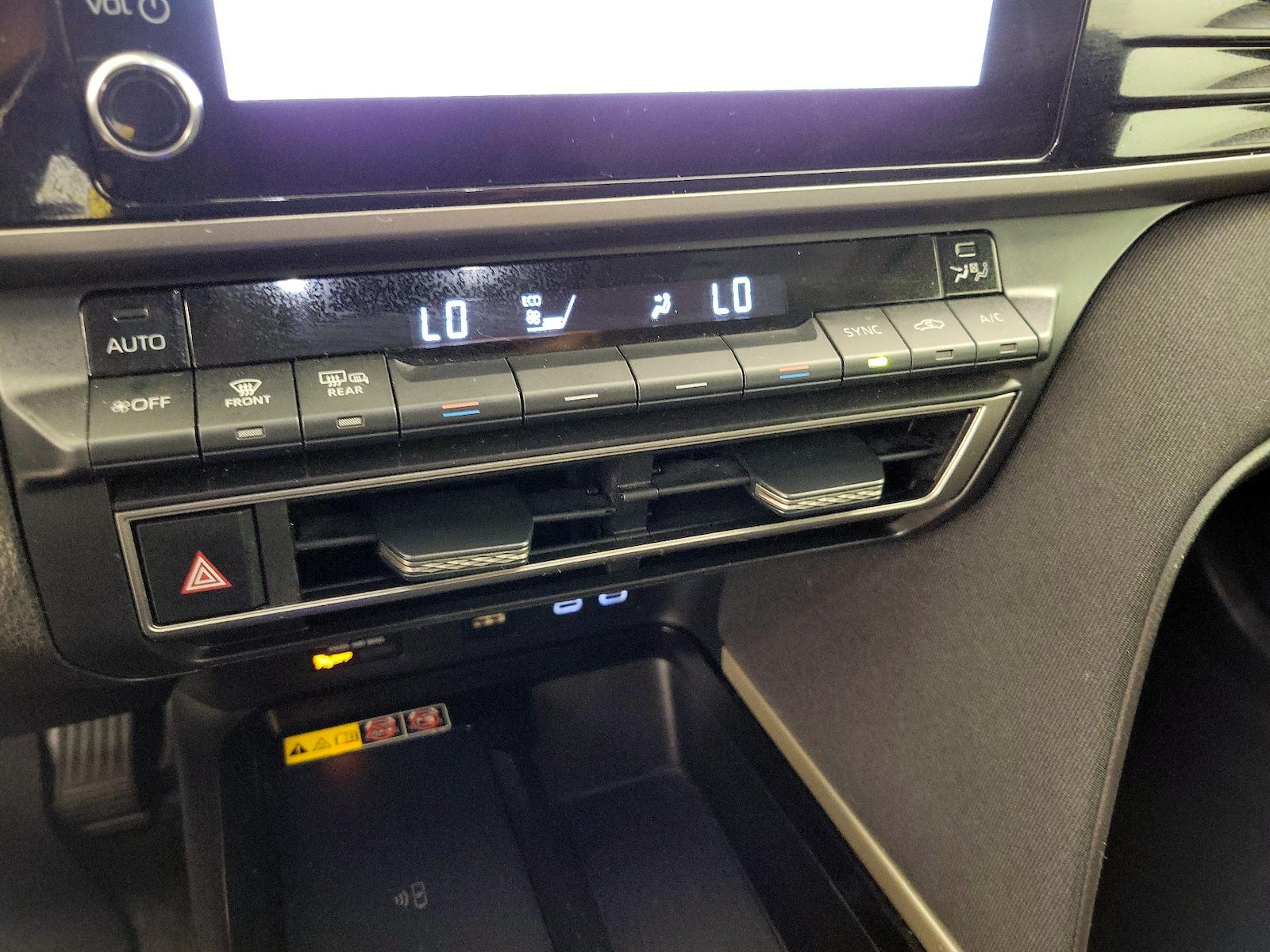 2025 Toyota Camry LE - Photo 17