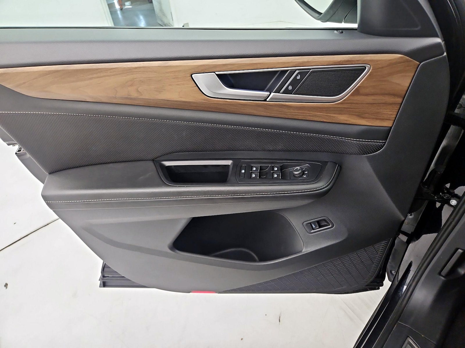 2025 Volkswagen Atlas SE w/Tech - Photo 13