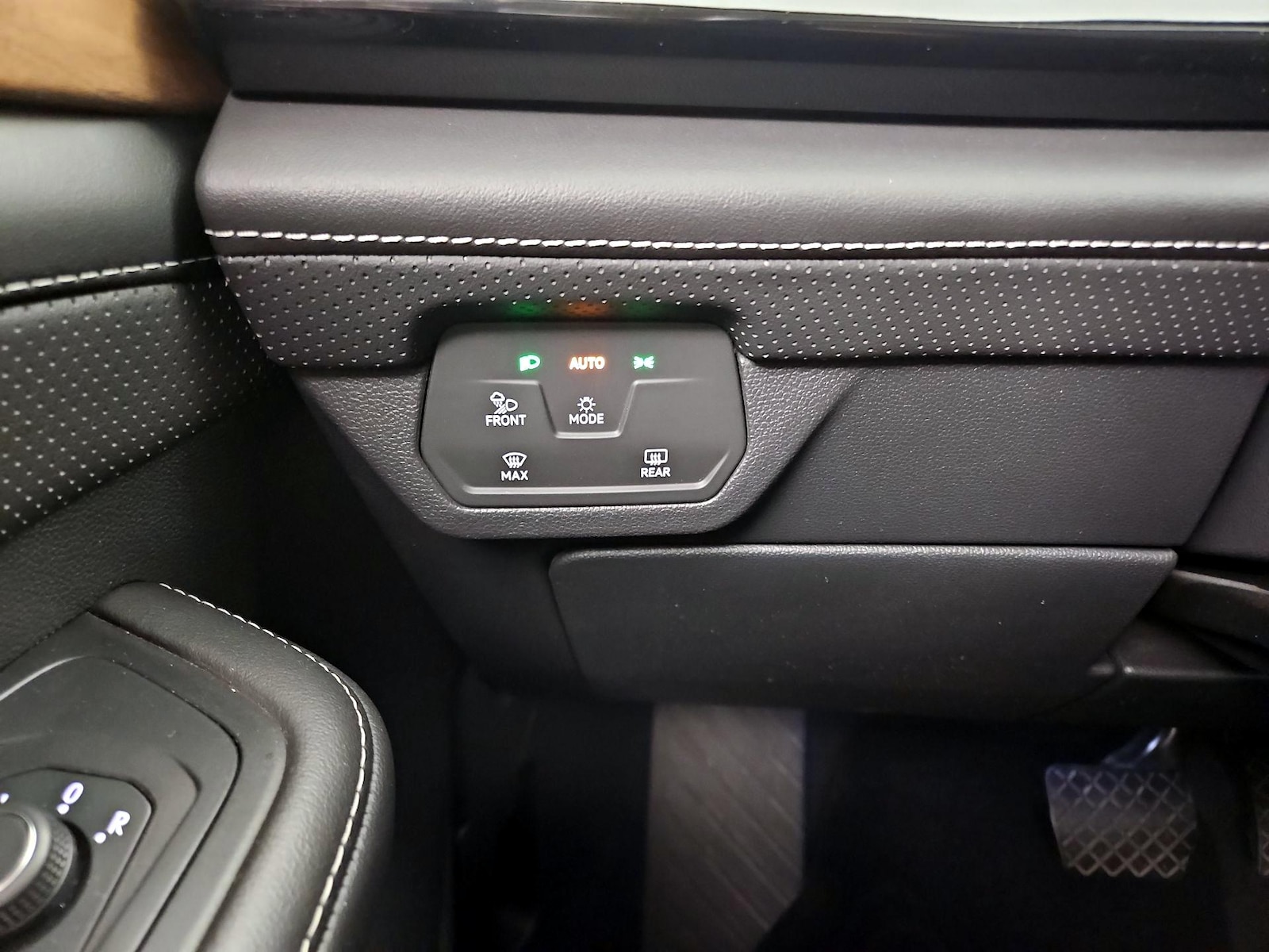 2025 Volkswagen Atlas SE w/Tech - Photo 14