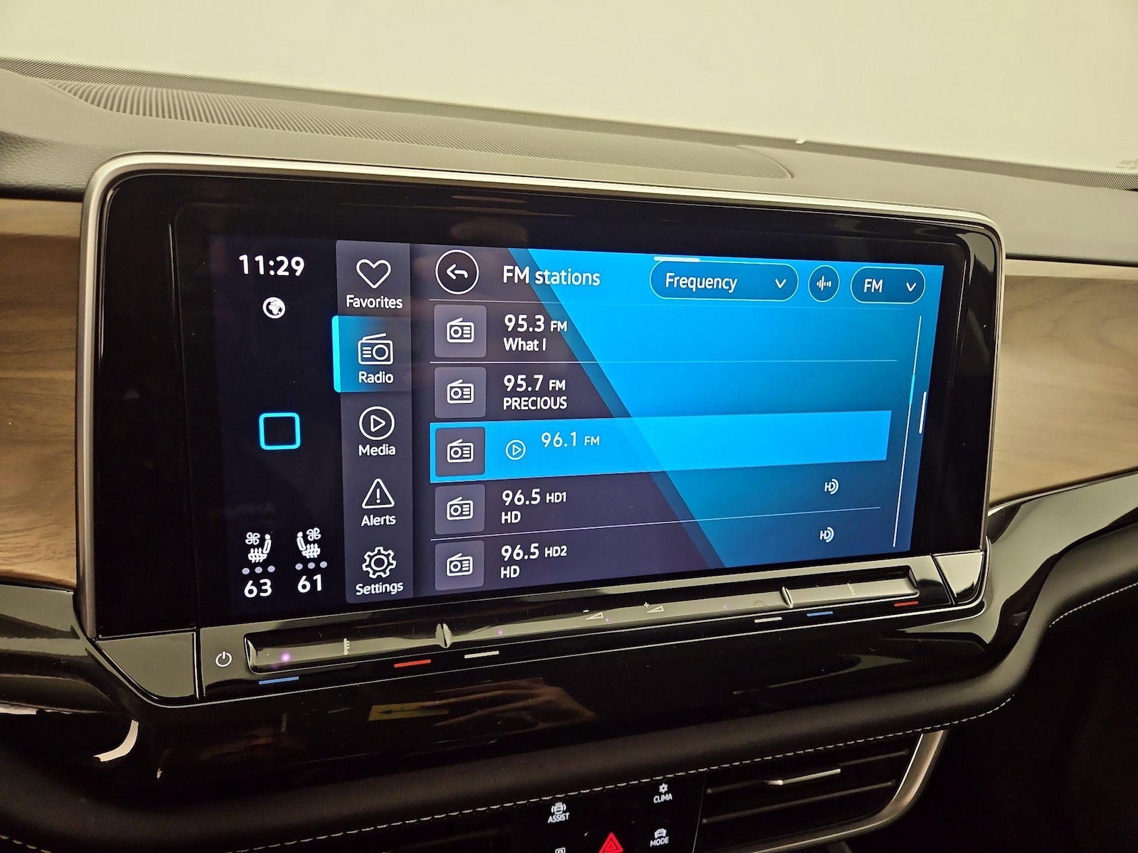 2025 Volkswagen Atlas SE w/Tech - Photo 17