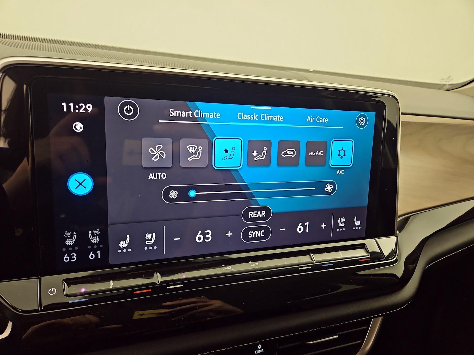 2025 Volkswagen Atlas SE w/Tech - Photo 18