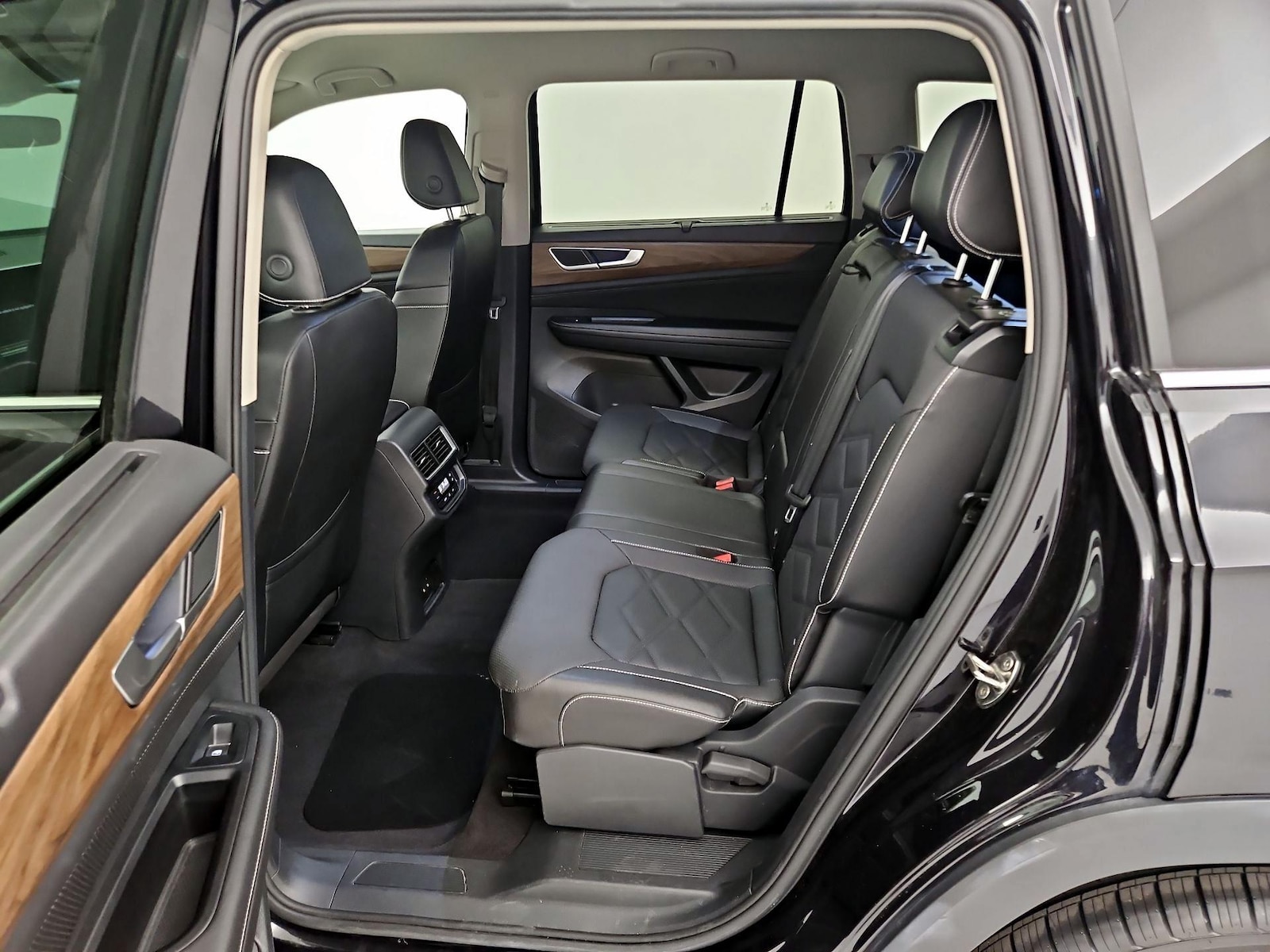 2025 Volkswagen Atlas SE w/Tech - Photo 21