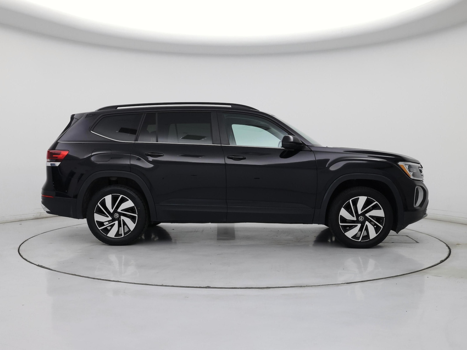 2025 Volkswagen Atlas SE w/Tech - Photo 8
