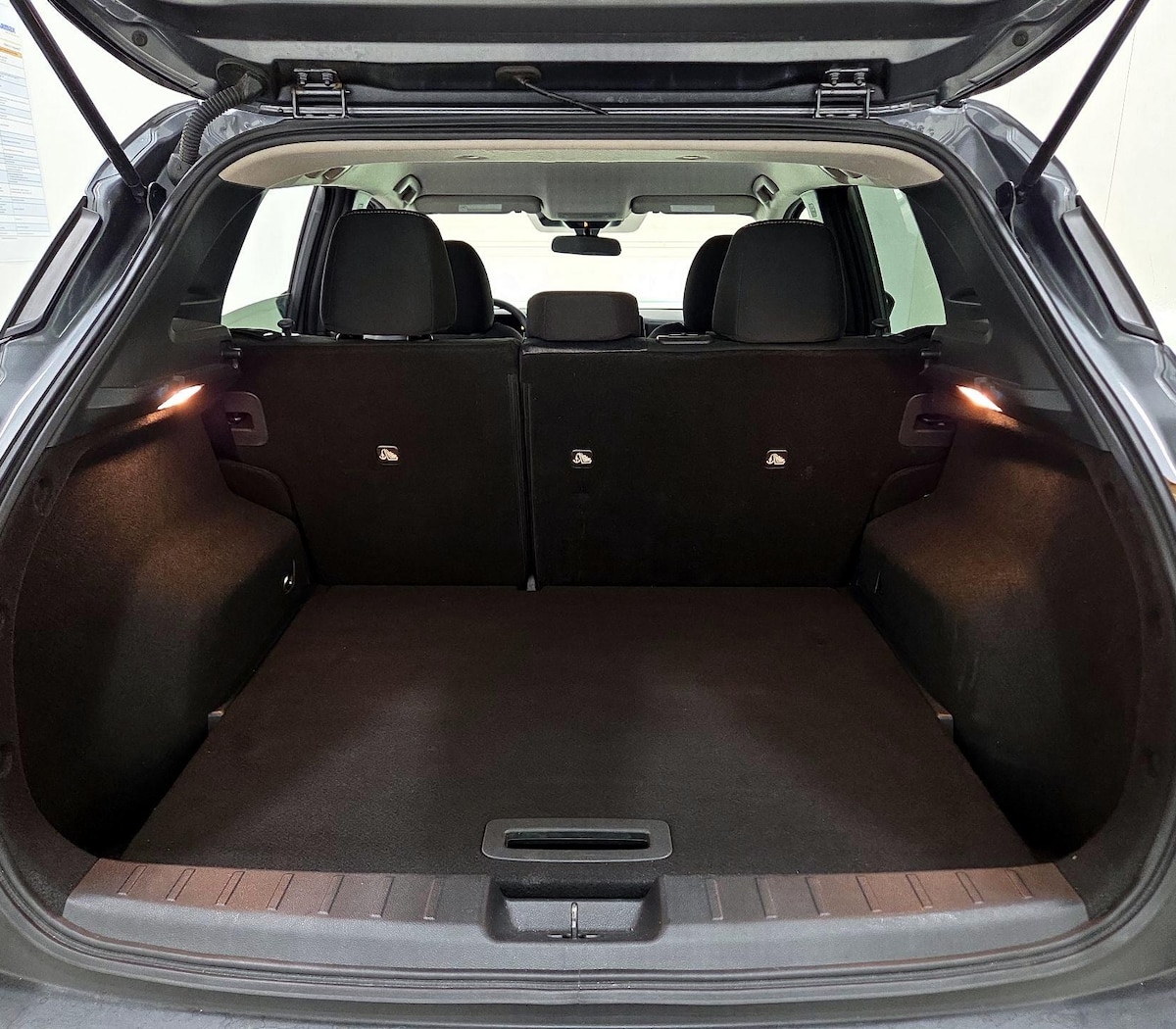 Trunk/Cargo (Seats Up)