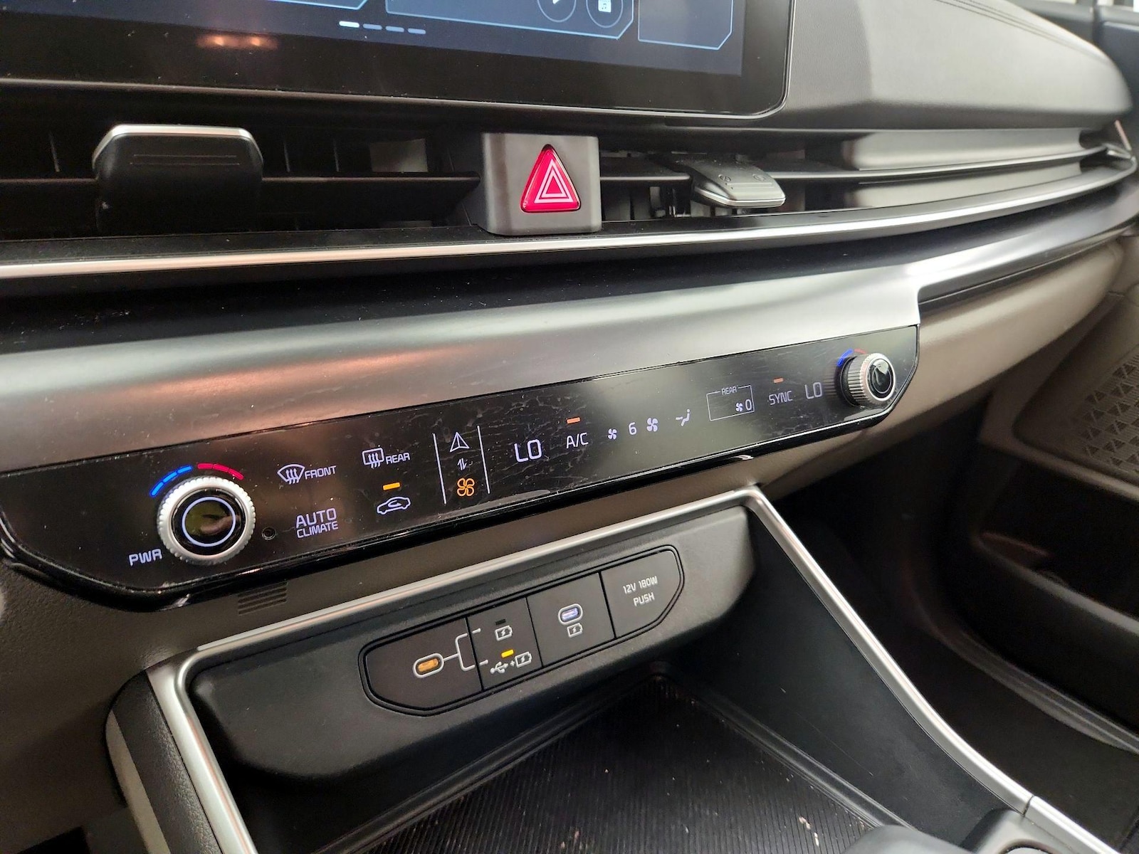 2025 Kia Carnival LXS - Photo 18