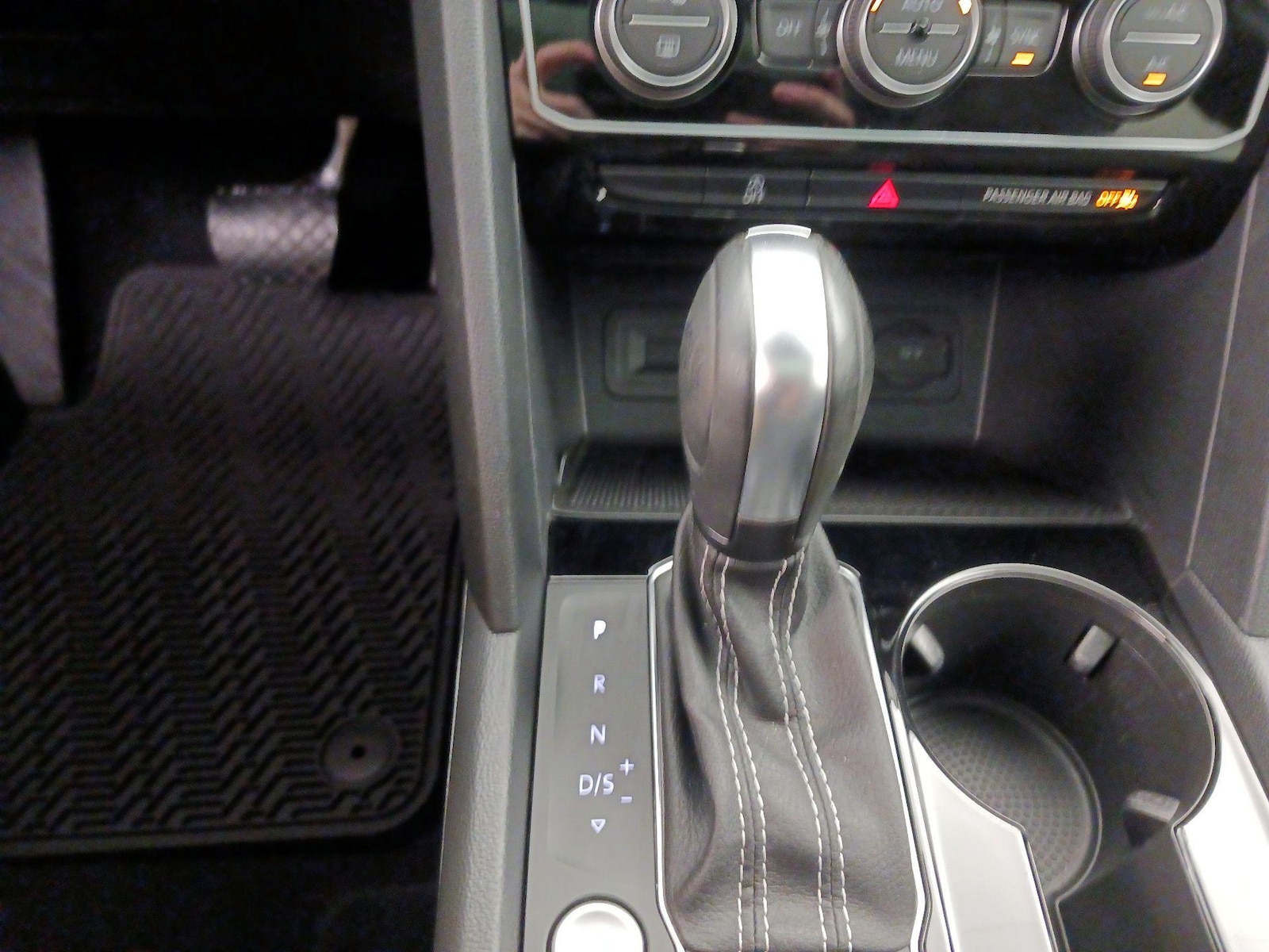 2023 Volkswagen Atlas Cross Sport SE w/Tech - Photo 18