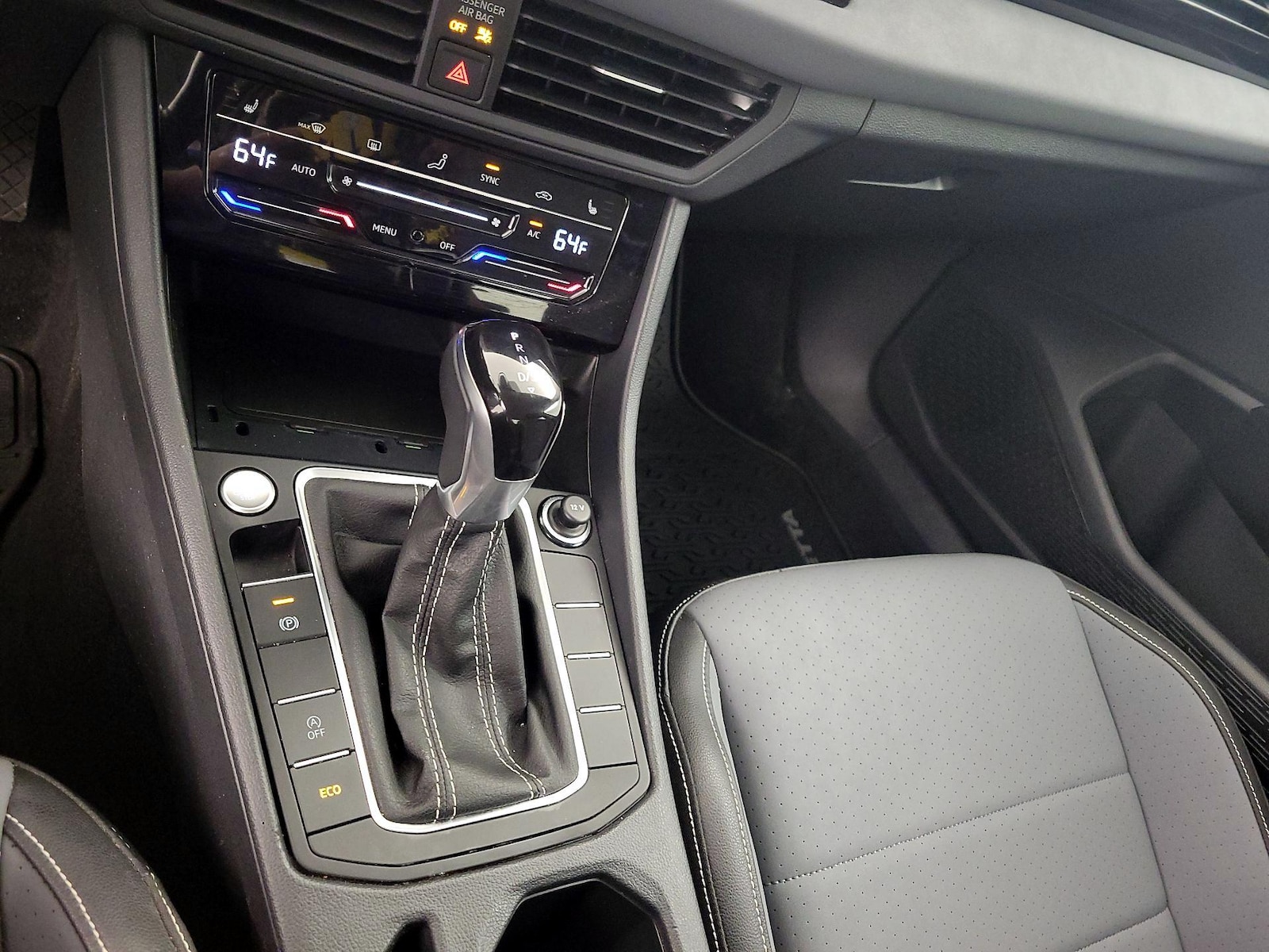 2025 Volkswagen Jetta SE - Photo 18