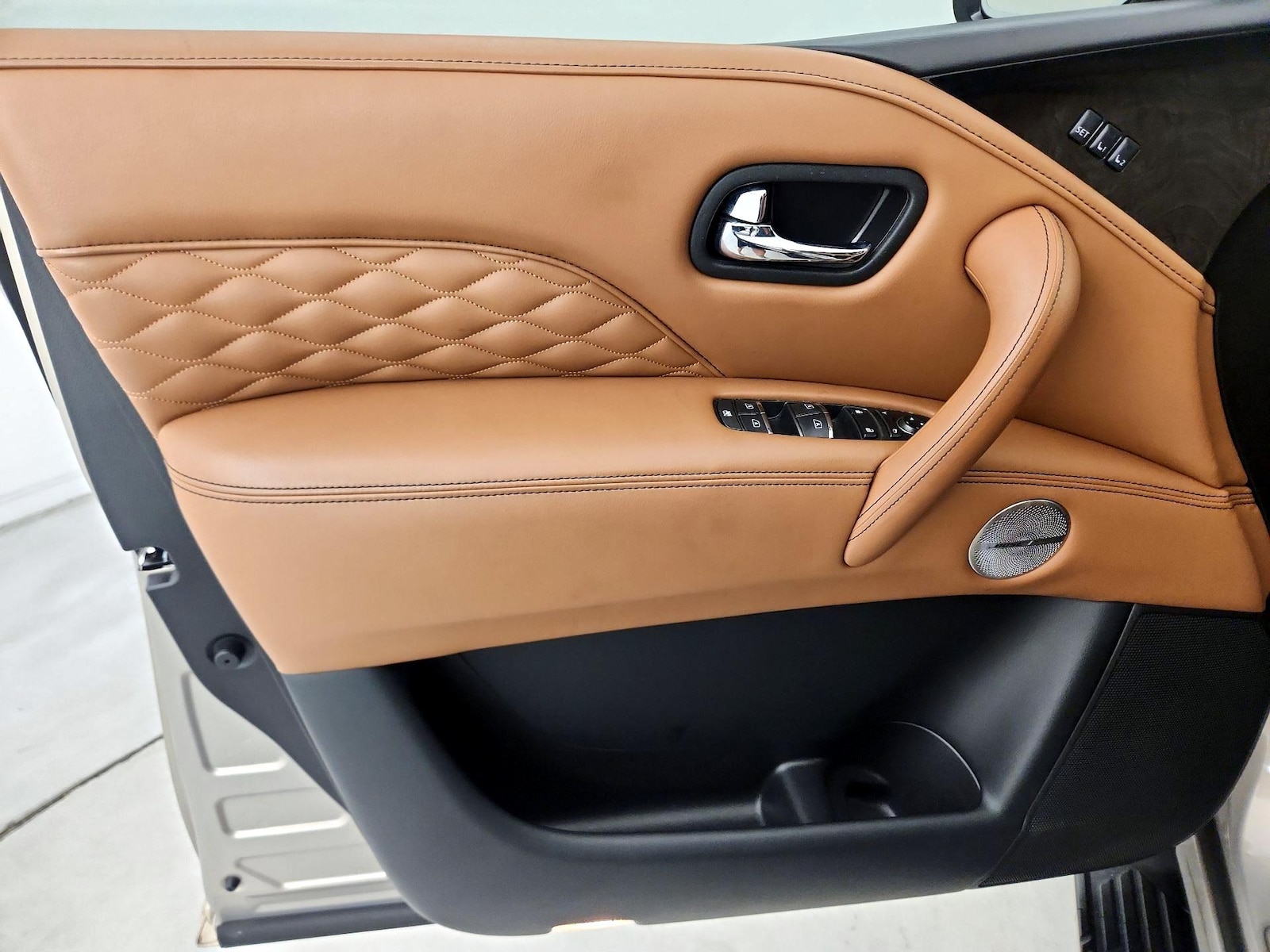 2023 INFINITI QX80 Sensory 4WD - Photo 13