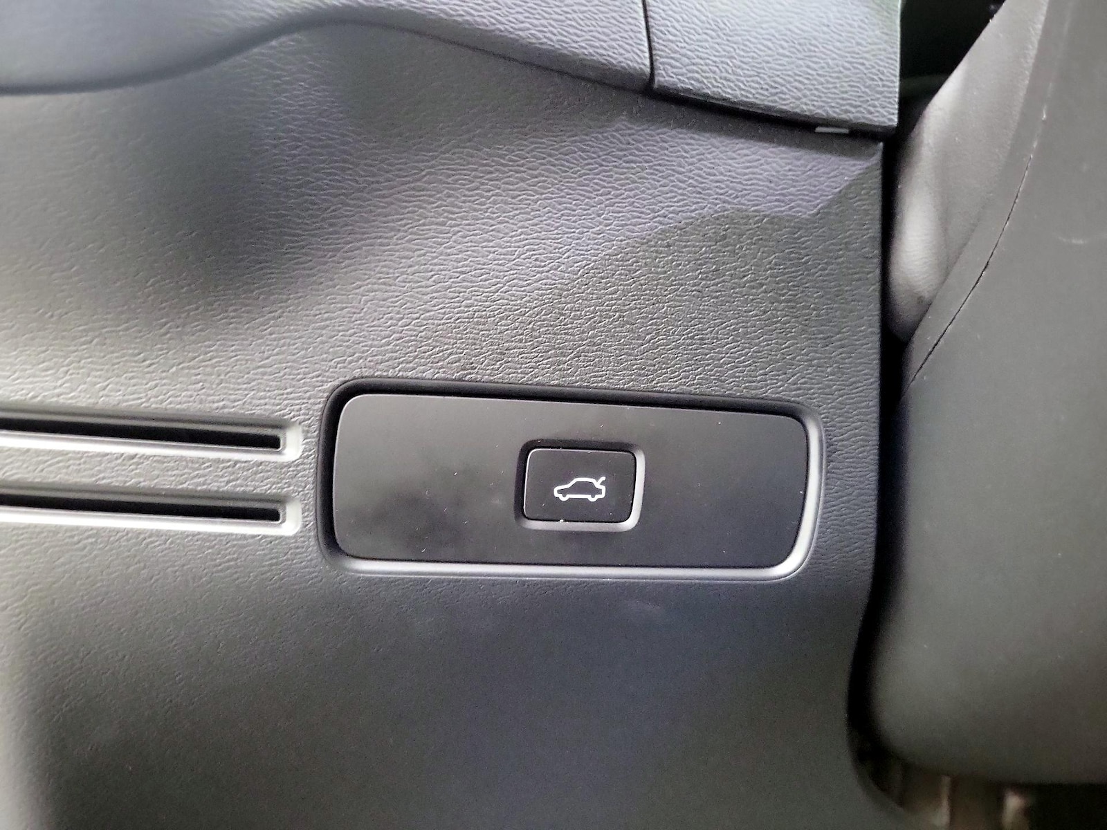 2023 Volvo XC40 Ultimate - Photo 12