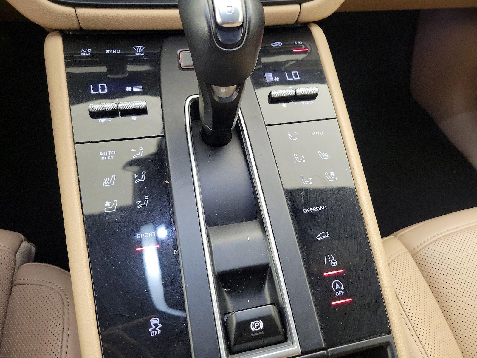 2024 Porsche Macan T - Photo 18