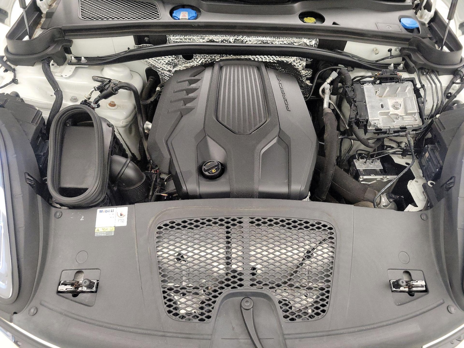2024 Porsche Macan T - Photo 25