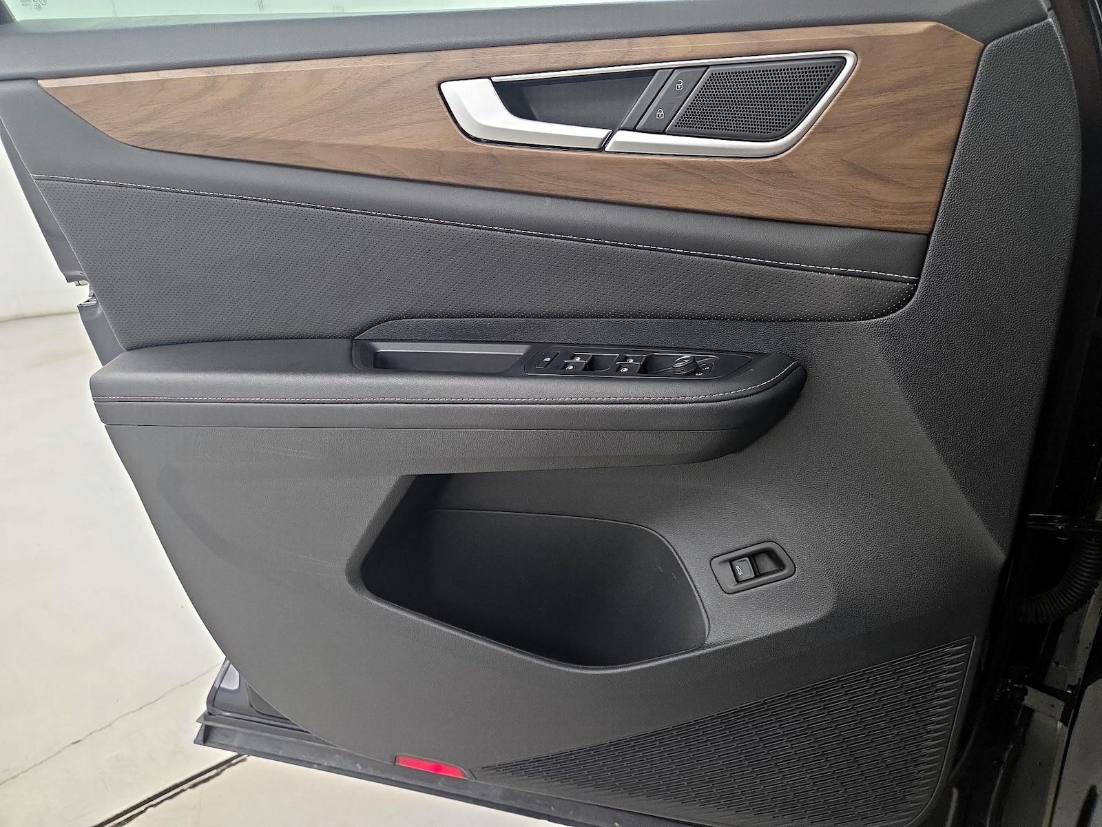 2025 Volkswagen Atlas SE w/Tech - Photo 13