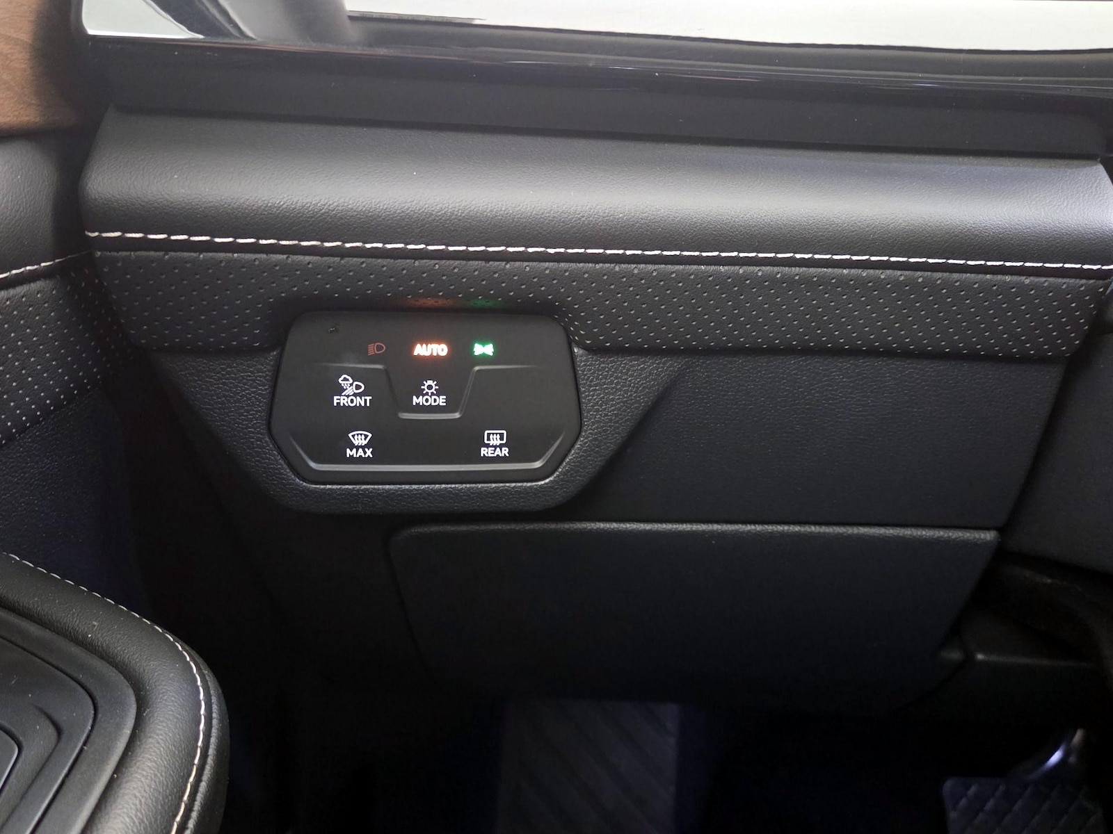 2025 Volkswagen Atlas SE w/Tech - Photo 14
