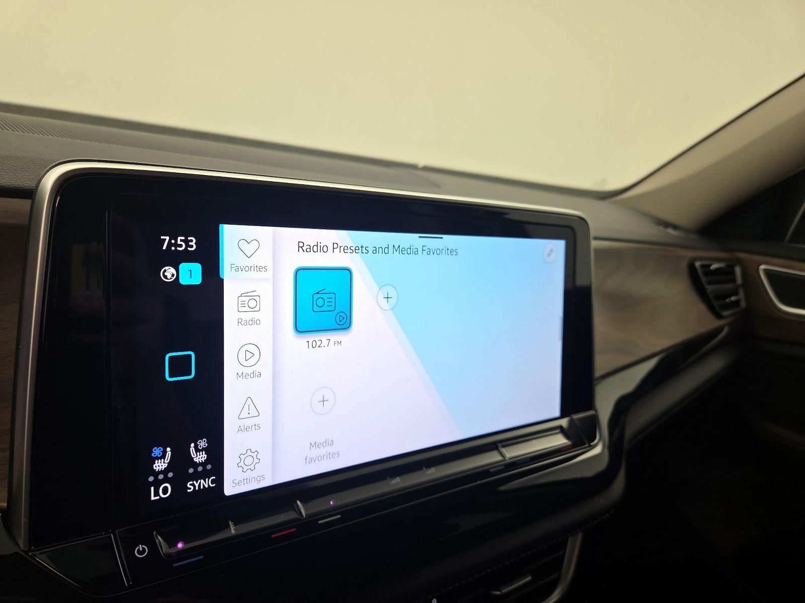 2025 Volkswagen Atlas SE w/Tech - Photo 16