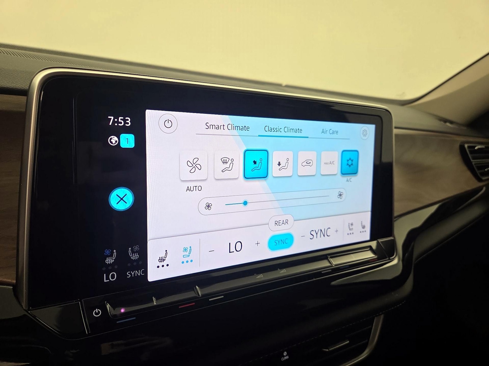 2025 Volkswagen Atlas SE w/Tech - Photo 17