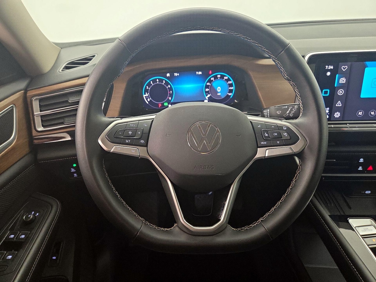 2025 Volkswagen Atlas SE w/Tech - Photo 11