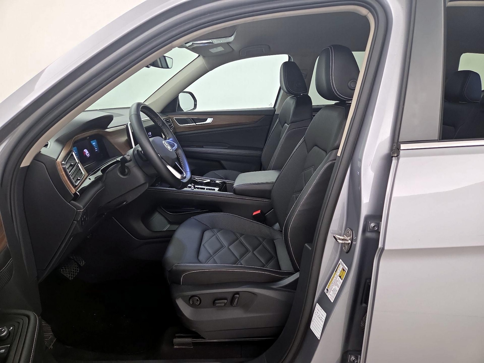 2025 Volkswagen Atlas SE w/Tech - Photo 12