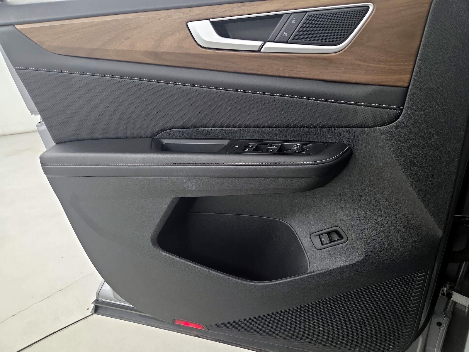 2025 Volkswagen Atlas SE w/Tech - Photo 13