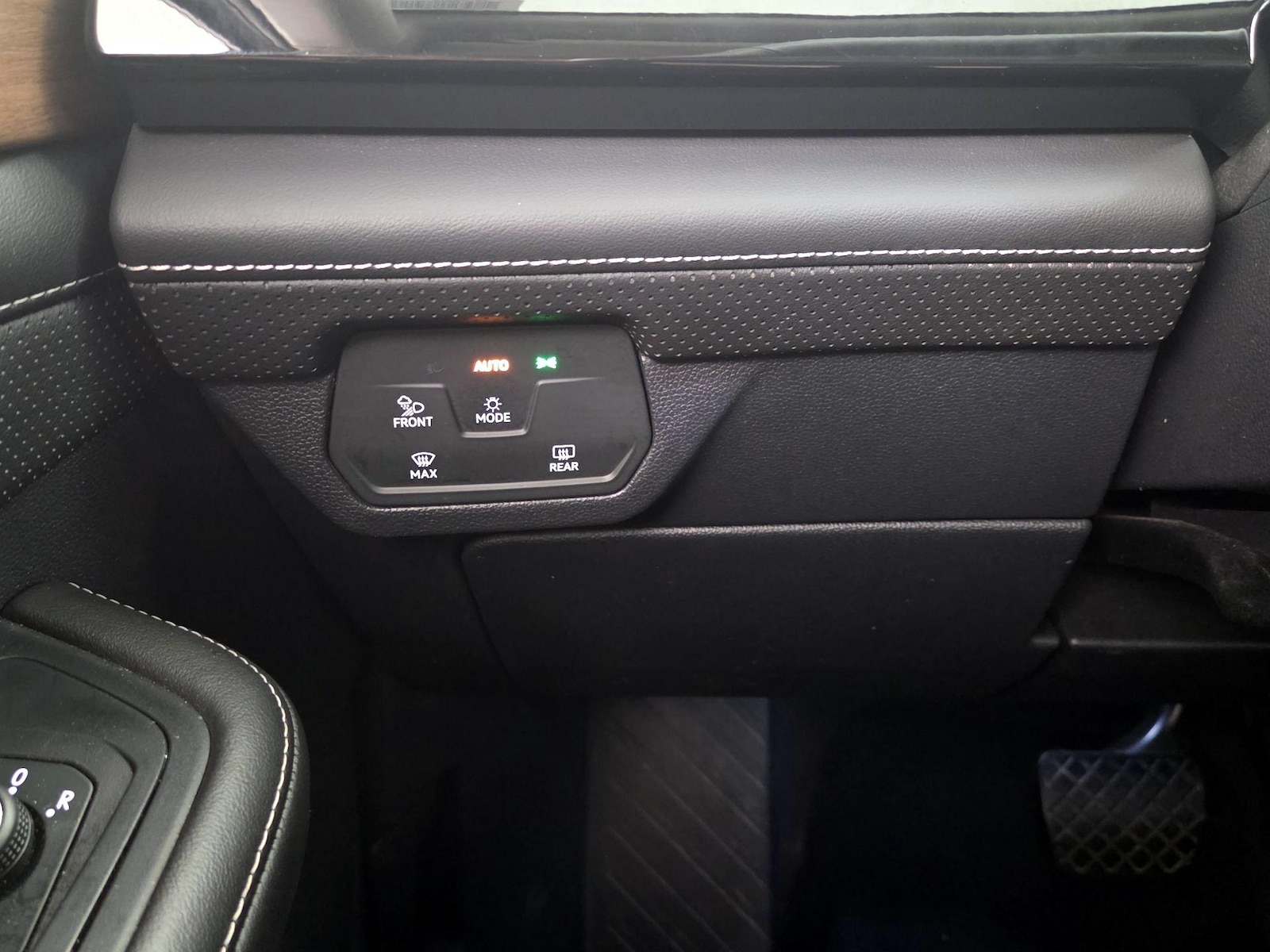 2025 Volkswagen Atlas SE w/Tech - Photo 14