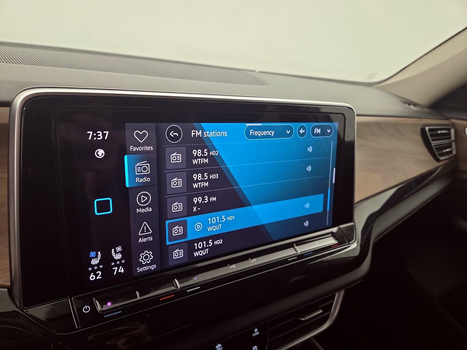 2025 Volkswagen Atlas SE w/Tech - Photo 16