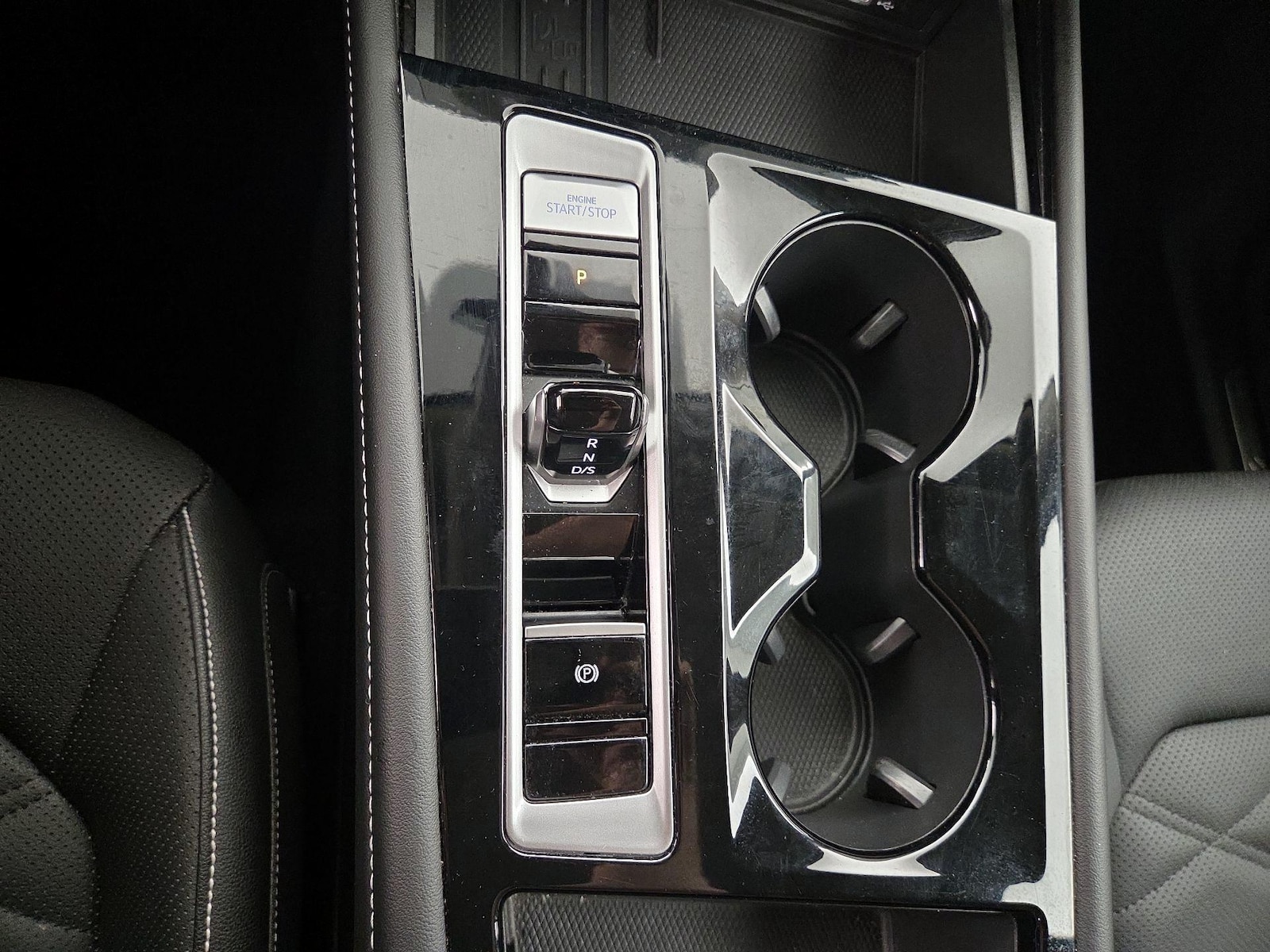 2025 Volkswagen Atlas SE w/Tech - Photo 18