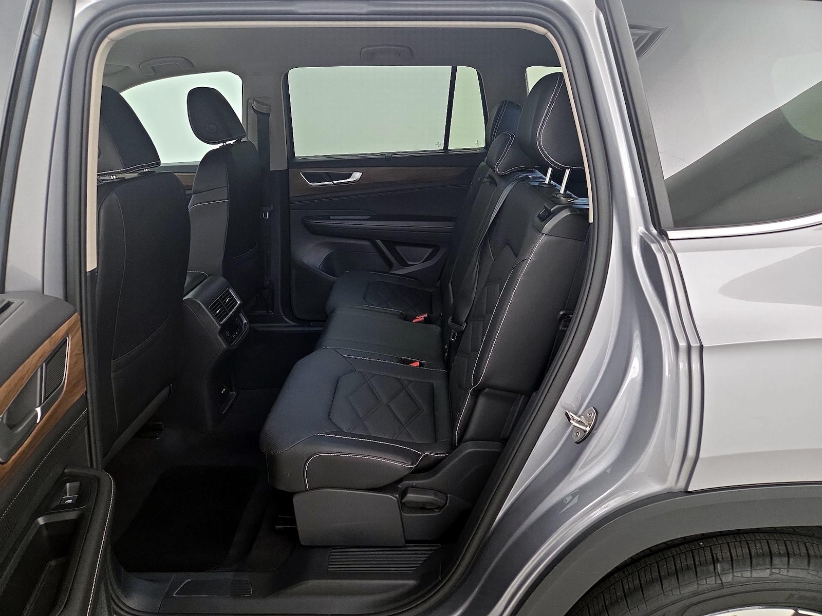 2025 Volkswagen Atlas SE w/Tech - Photo 20